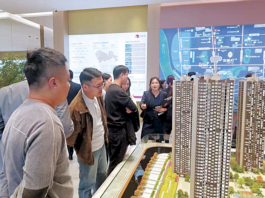 ●新政組合拳效應的帶動,包括深圳在內的一線城市成交仍保持穩定。圖為深圳寶安新盤,吸引大量準買家參觀。