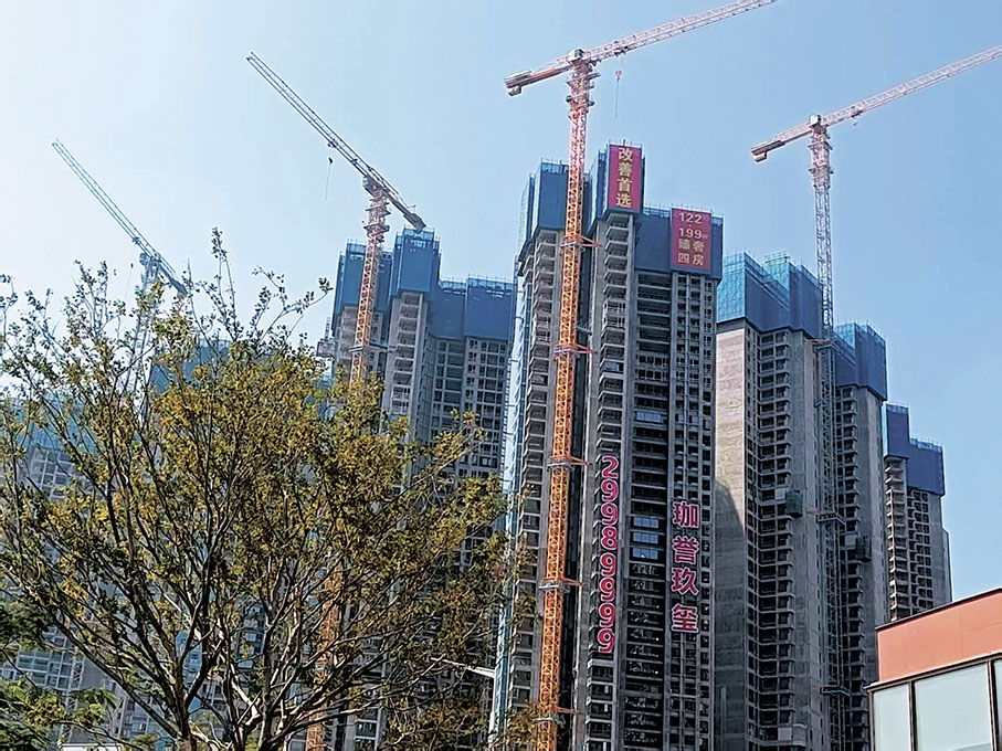 ●有深圳的地產中介表示,如今開發商新房折扣許多只有九折,給八五折和八折的已經銷聲匿跡。圖為深圳寶安新盤。