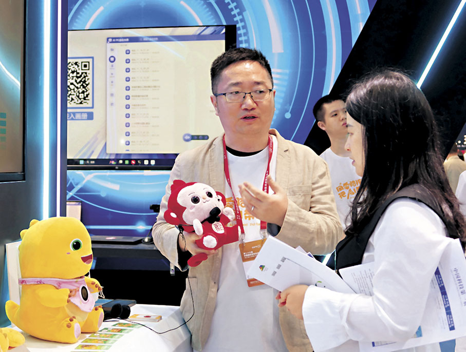 ●億家億伴創始人郭志(左)早前在高交會上介紹AI玩伴機器人。 香港文匯報深圳傳真