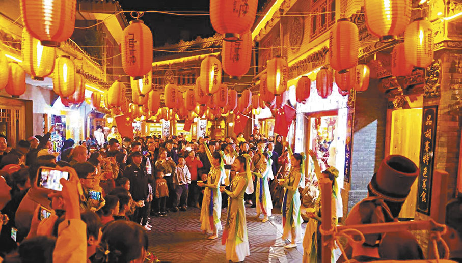 ●豐富多彩的文娛活動吸引眾多遊客。 甘肅傳真