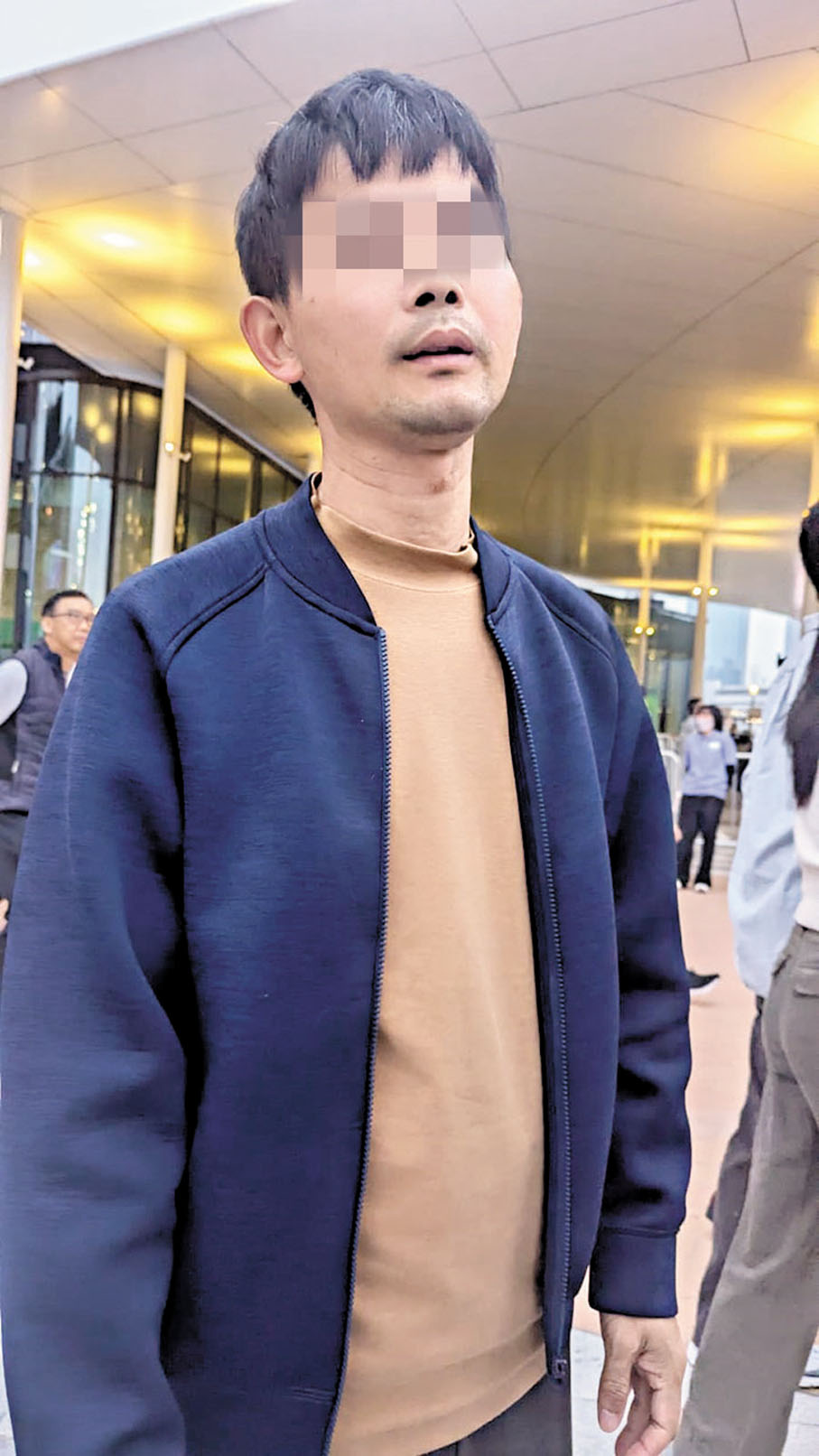 【1.兜客】一名男子稱啟德體育園開幕現場有大量空座,可直接帶記者進場。