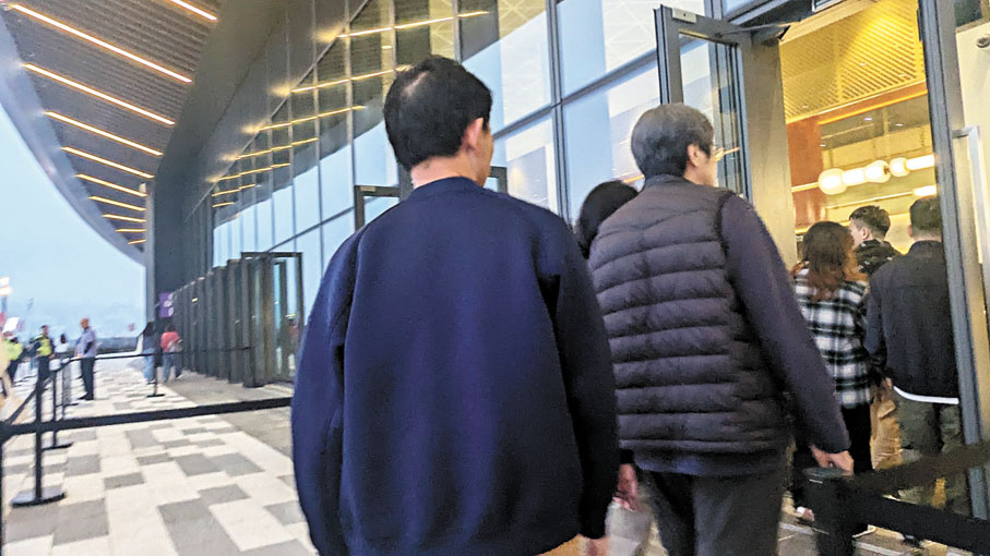 【3.走後門】他走後門帶無票的記者入場。香港文匯報記者萬霜靈 攝