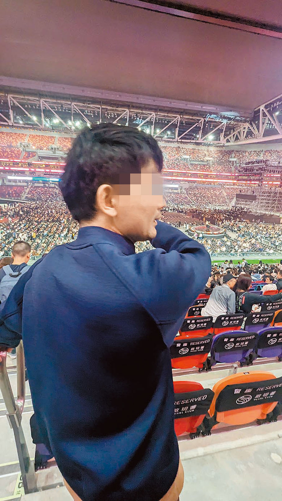 【4.空座】場內果然有大量空座,他指示記者在空座上坐下。香港文匯報記者萬霜靈 攝