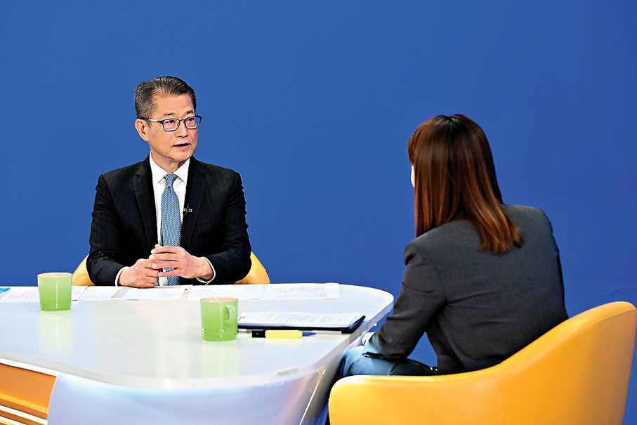 ●陳茂波(左)出席電視台節目時表示,由於預測未來兩年會有財政盈餘,相信凍薪決定合適。