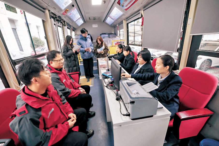 ●浙江省嘉興市南湖區政務服務中心政務服務大篷車早前來到浙江凱樂士科技集團股份有限公司,企業員工在車上諮詢社保、醫保、人才等方面政策。 網上圖片