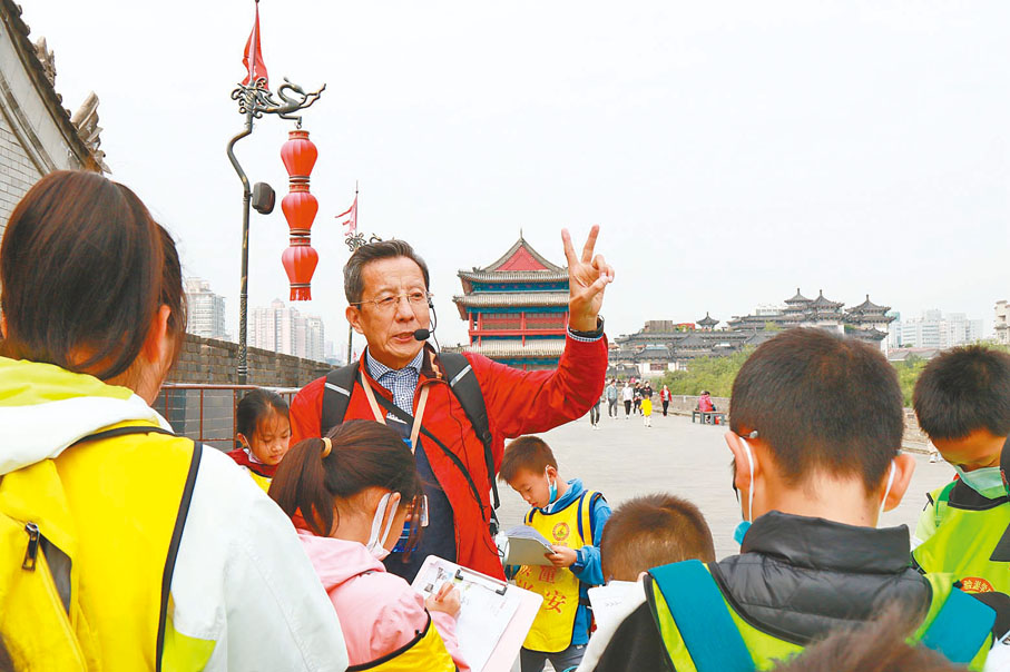 陝西西安「網紅導遊爺爺」楊建。受訪者供圖