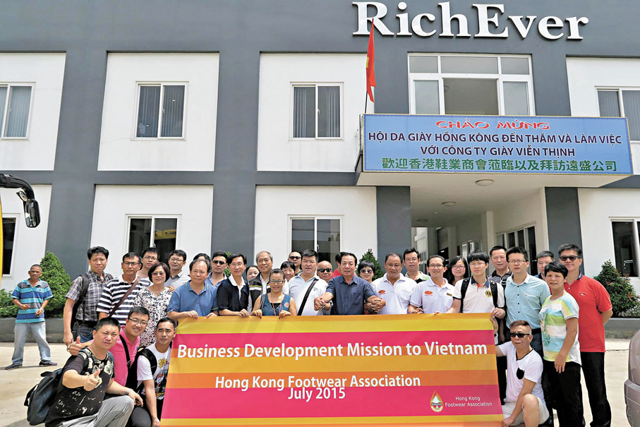 ●十年前,張煒傑帶領商會成員到越南考察當地企業。