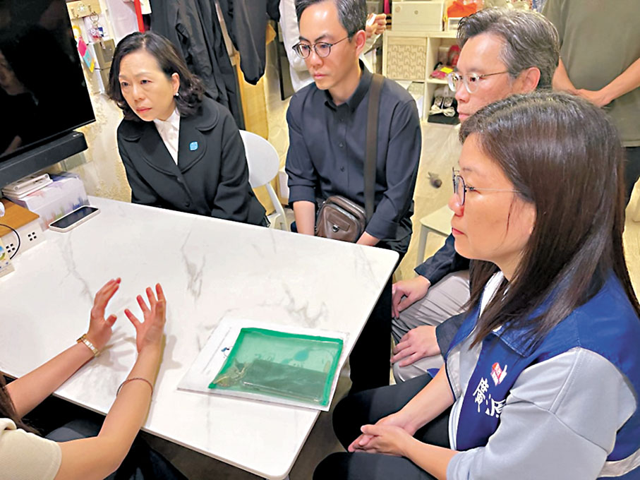 ●麥美娟與余懷誠等人上門探望死者家人。 麥美娟Fb圖片