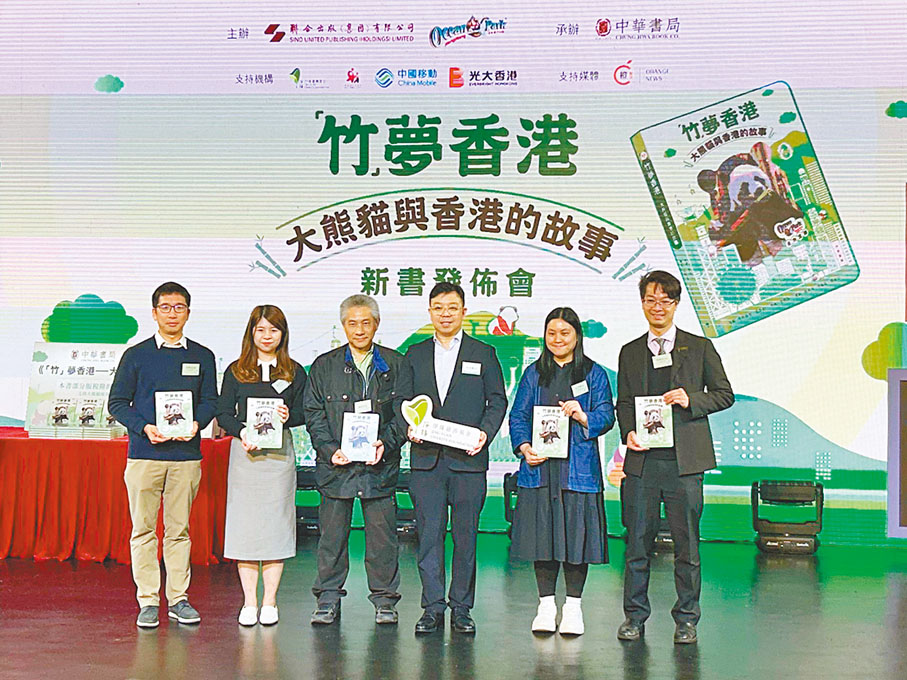 ●本地學校接受贈書。  記者胡茜  攝