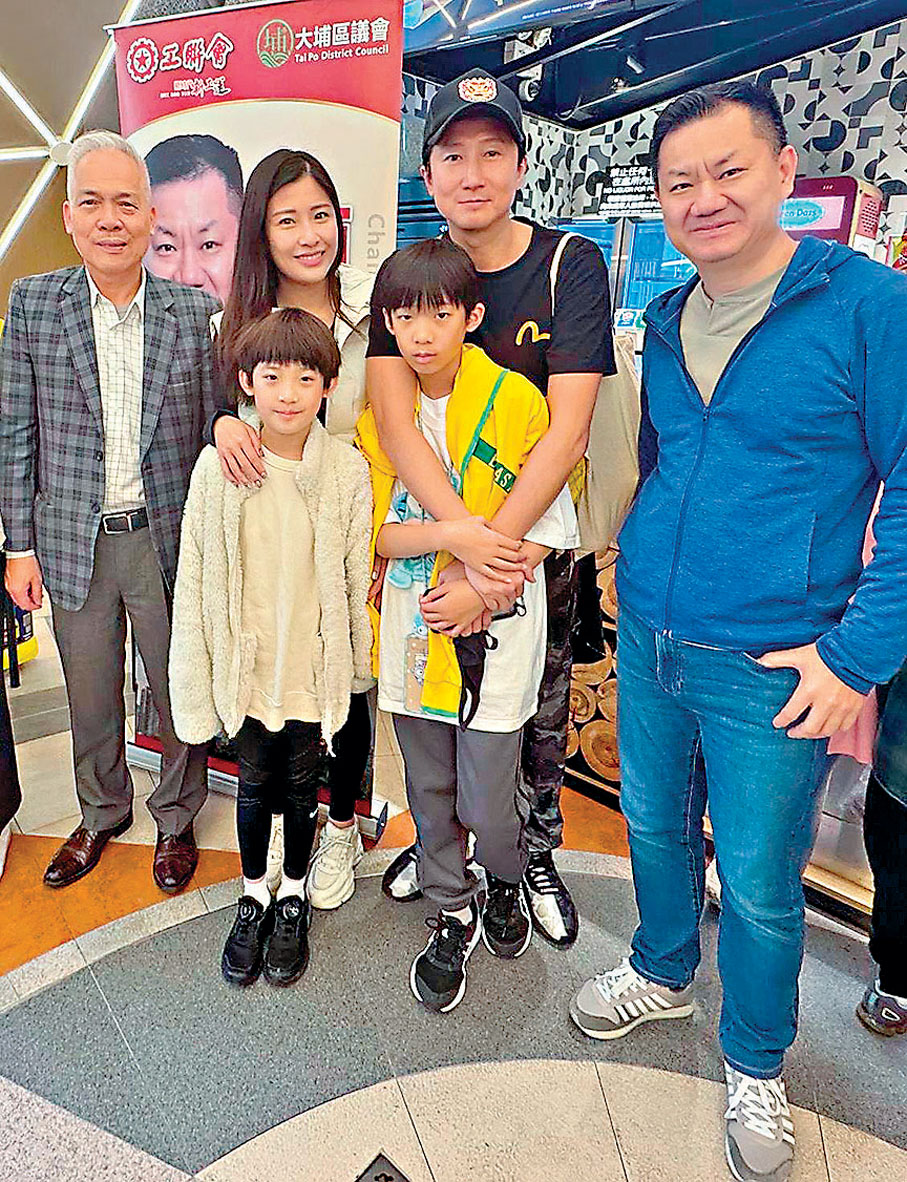●洪天明與太太周家蔚及一對兒子前來支持。