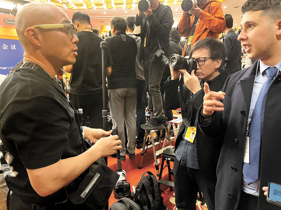 ●外國媒體記者試用AI翻譯眼鏡。香港文匯報記者許芮榕 攝