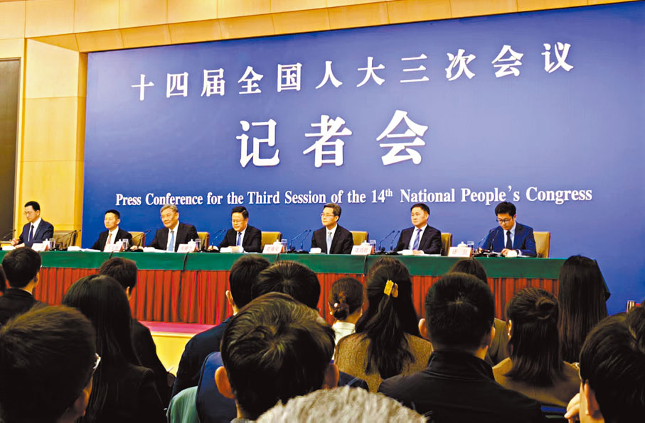 ●十四屆全國人大三次會議經濟主題記者會6日在京舉行。國家發展改革委主任鄭柵潔、財政部部長藍佛安、商務部部長王文濤、中國人民銀行行長潘功勝、中國證監會主席吳清就內地經濟問題回答記者提問。   香港文匯報記者任芳頡   攝