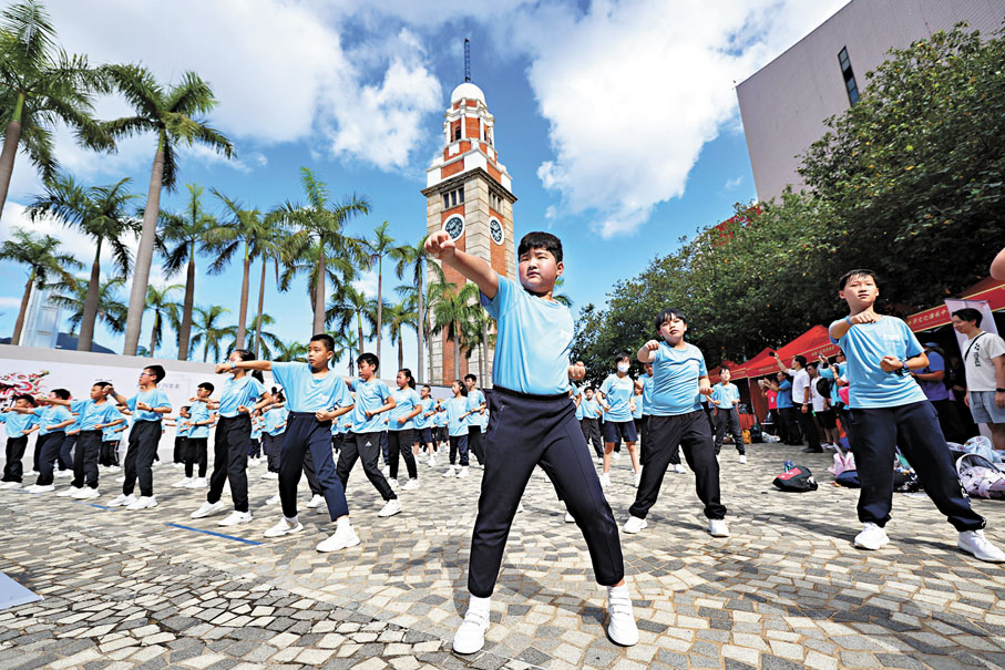 ●李子建建議,港校可通過與內地高校等合作,以多樣形式活動推廣和傳承中華文化,尤其是促進書法和武術教育文化的普及。圖為去年7月在港舉行的武林盛舞嘉年華,現場千人表演武藝操。 資料圖片