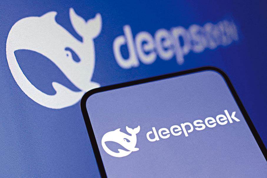 ● 香港文匯報記者昨日分別就「QwQ-32B聲稱可以比肩DeepSeek-R1,真的嗎?」查詢QwQ-32B及DeepSeek-R1,兩款大模型均稱自己優於對方,但DeepSeek的回答相對「謙虛」。QwQ-32B則非常直接,稱從參數優化、評測數據、部署成本、開源生態等多維度看,QwQ-32B確實具備與DeepSeek-R1比肩的性能,甚至在部分關鍵指標上更優。
