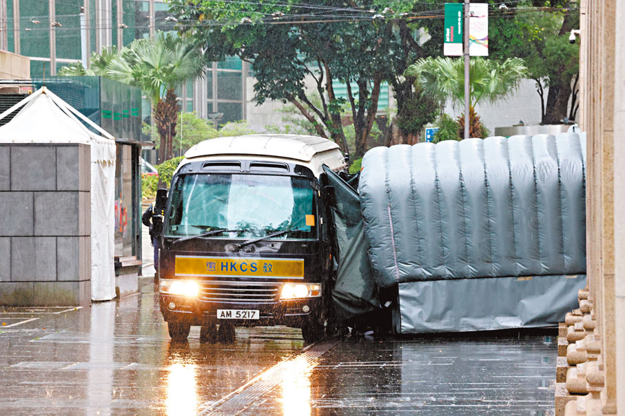 ●譚得志由囚車押走。香港文匯報記者劉友光 攝