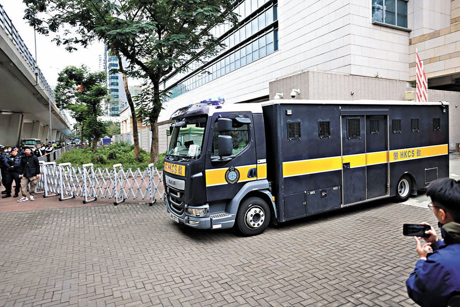 ●圖為囚車押送黎智英離開西九龍裁判法院。資料圖片