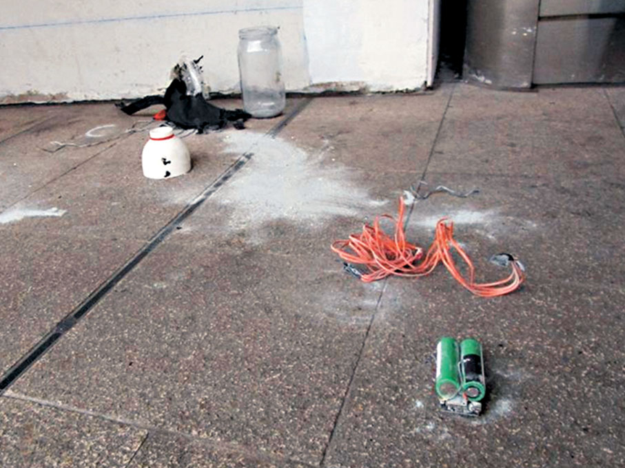 ●案發後,羅湖站月台遺下爆炸品殘骸。 資料圖片