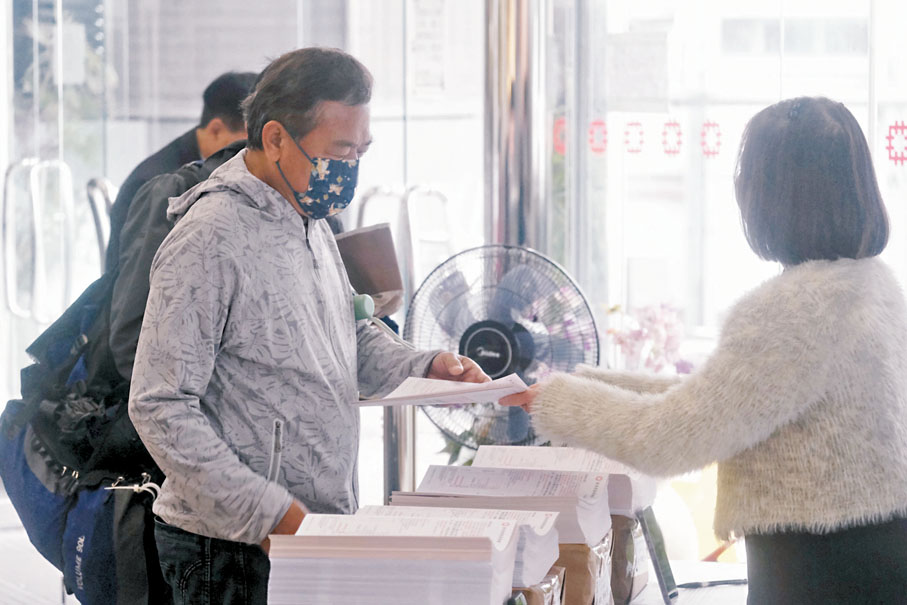 ●截至昨日下午5時,房委會累計收到約2,600份紙本及網上申請。 香港文匯報記者涂穴 攝