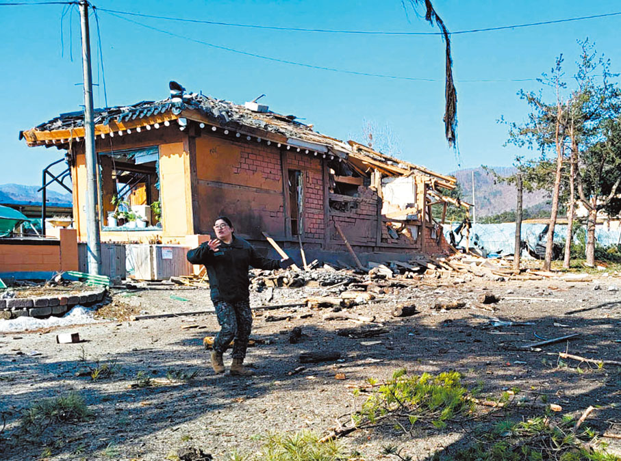 ●一名韓兵在抱川事故現場檢查情況。 法新社