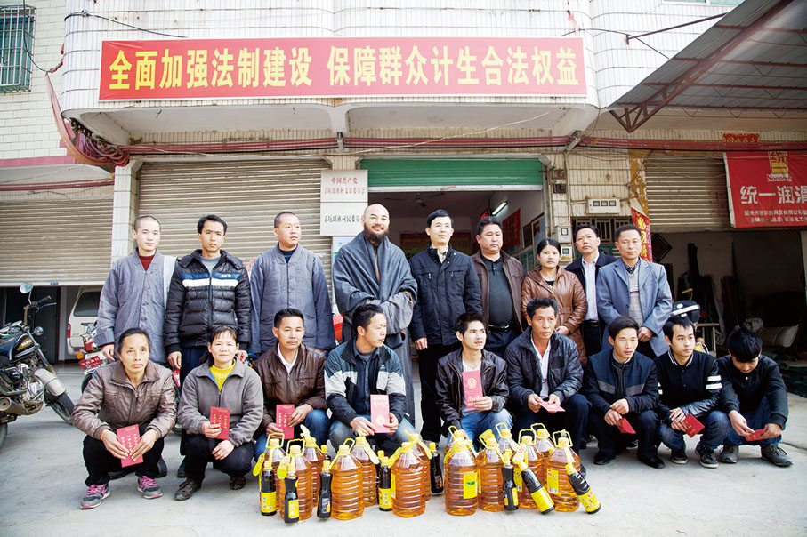 ●萬行法師帶領僧眾看望東華禪寺附近村民。