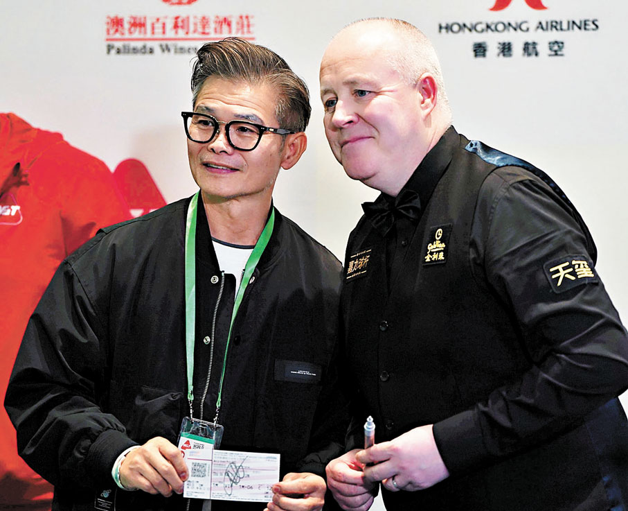 ●心情大好的希堅斯(右)對球迷有求必應。 香港文匯報記者郭正謙 攝