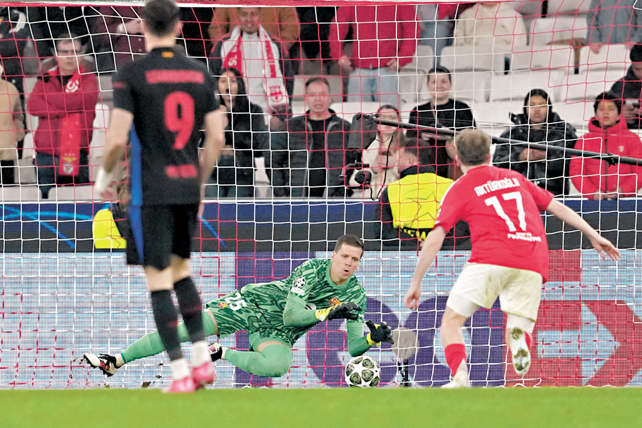 ●施捷斯尼（中）全場為巴塞作出了8次撲救。 美聯社