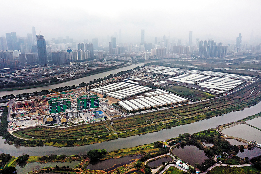 ● 專家建議簡化興建人才公寓審批流程,吸引人才來港工作、生活和落地生根。圖為北部都會區新田落馬洲一帶的用地。資料圖片