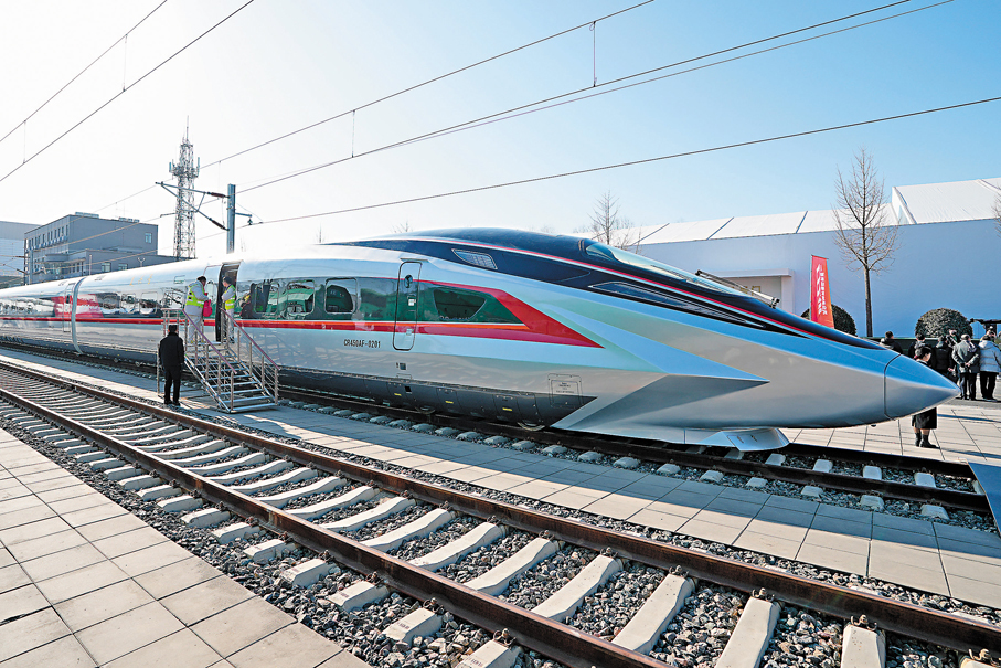 ●中國CR450動車組試驗時速450公里,運營時速400公里,是目前世界上最快的高鐵列車。 資料圖片