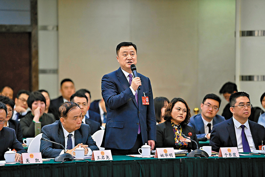 ●全國人大代表、營口市委書記姚華明在遼寧代表團團組開放活動上回答記者提問。香港文匯報北京傳真