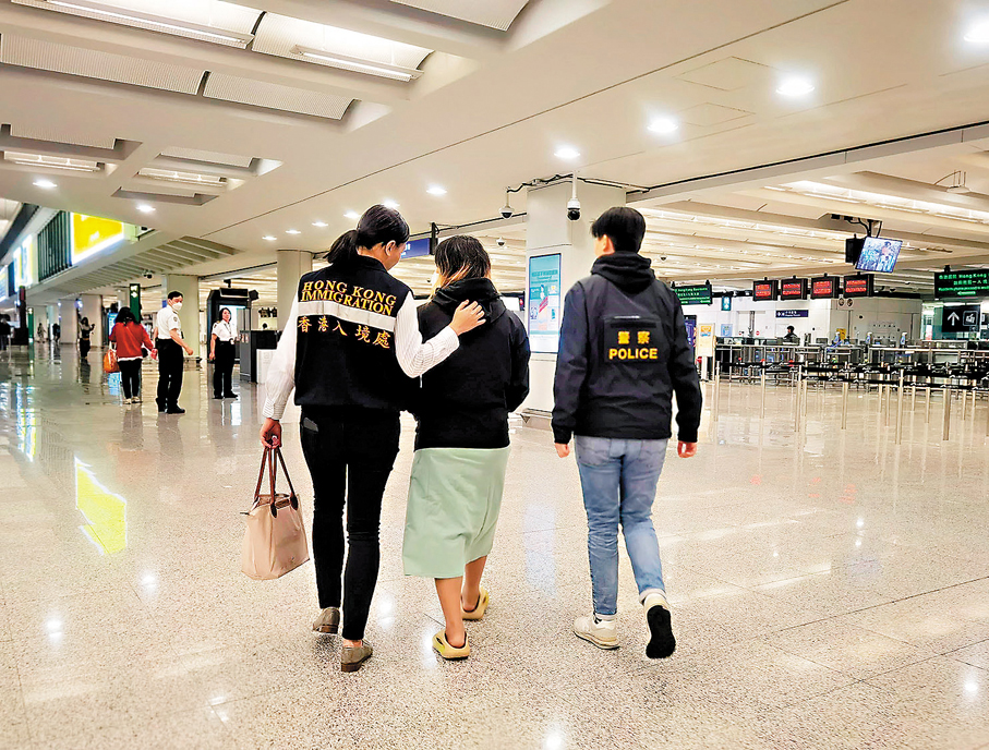 ●留泰助查港人昨早在保安局專責小組成員陪同下抵港。香港警務處和入境事務處人員亦在場協助。