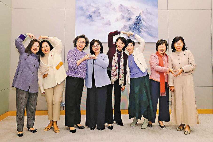 ●7位女局長與特首辦主任擺出各種比心姿勢合照。