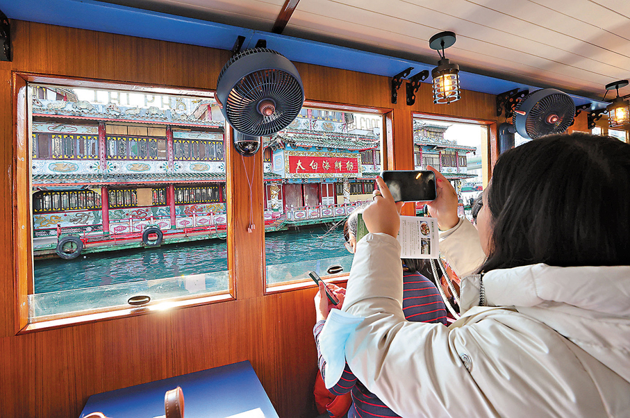 ●「避風塘觀光遊」每日設有三班船。香港文匯報記者北山彥  攝