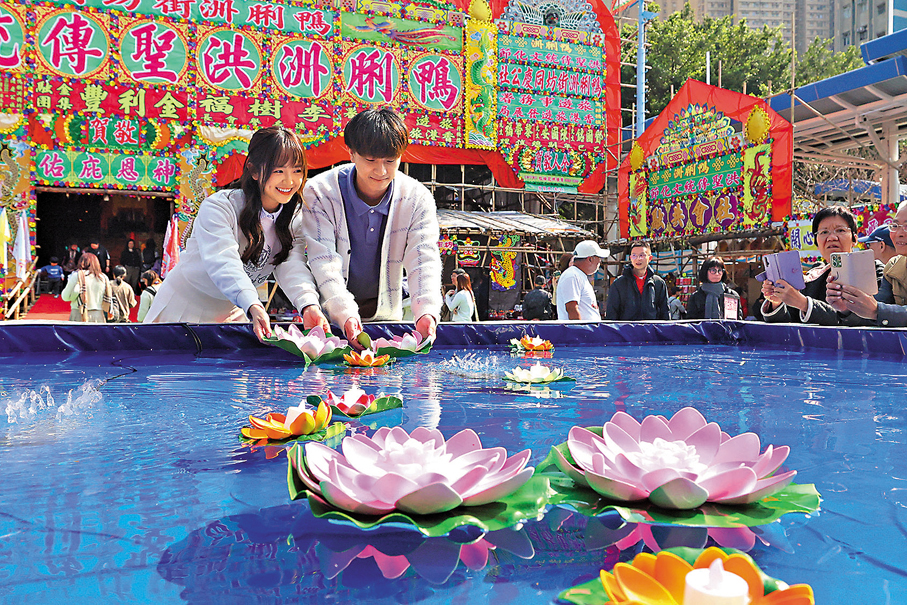 ●文化節每晚會舉行水燈晚會，以水燈作願。香港文匯報記者北山彥  攝