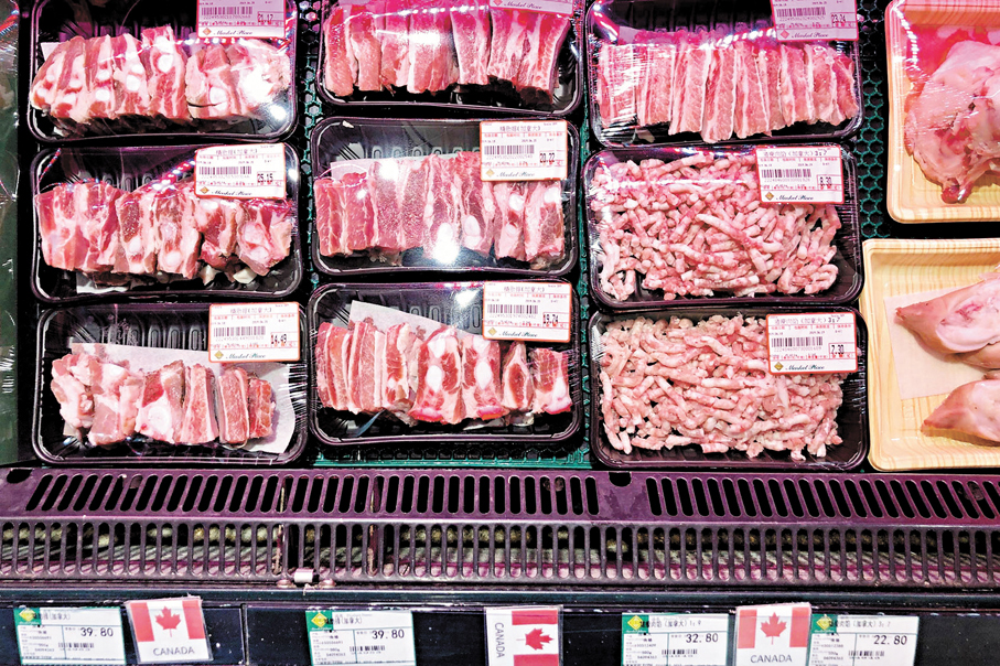 ●中國宣布對原產於加拿大的水產品、豬肉加徵25%關稅。圖為在北京超市銷售的加拿大進口豬肉。 資料圖片
