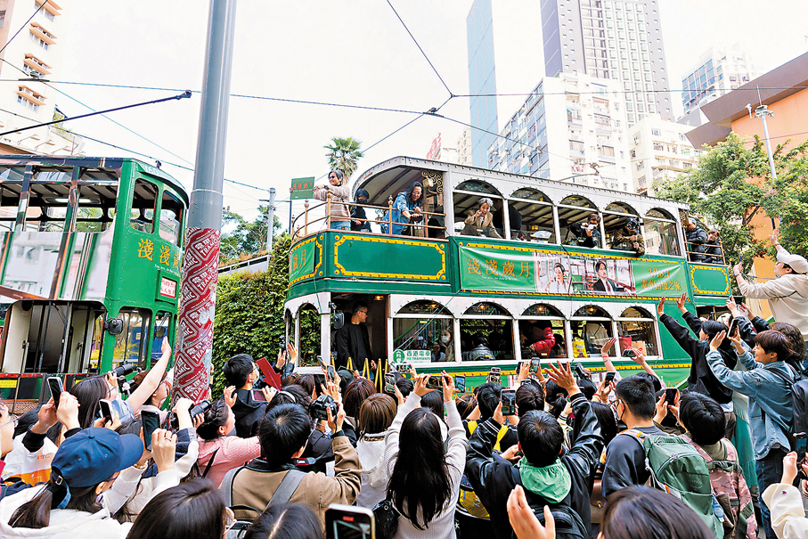●「電車回憶之旅」活動吸引大批影迷圍觀。 電影方供圖