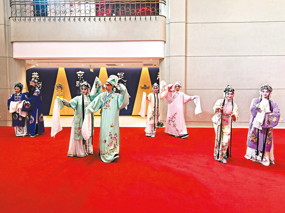 ●演員們在蘇州開明大戲院大廳中展示戲曲動作。
