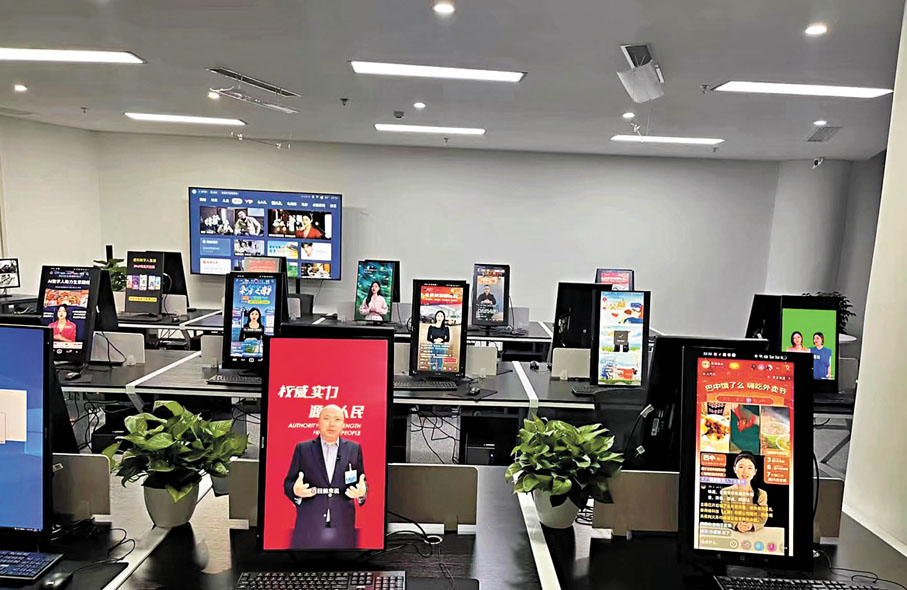 ●人工智能引發的問題備受關注。圖為杭州某科技公司展示AI換臉技術。香港文匯報記者俞晝 攝