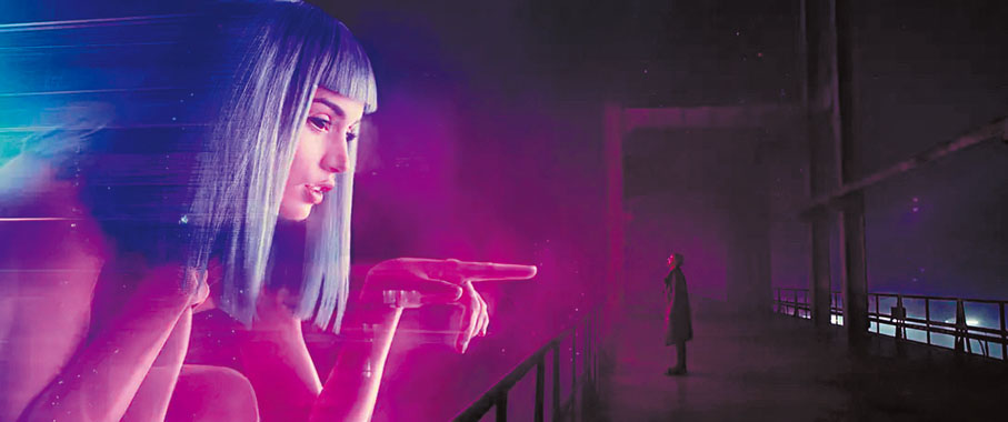●AI可提供短暫慰藉。圖為電影《銀翼殺手2049》裏的虛擬女友。 網上圖片
