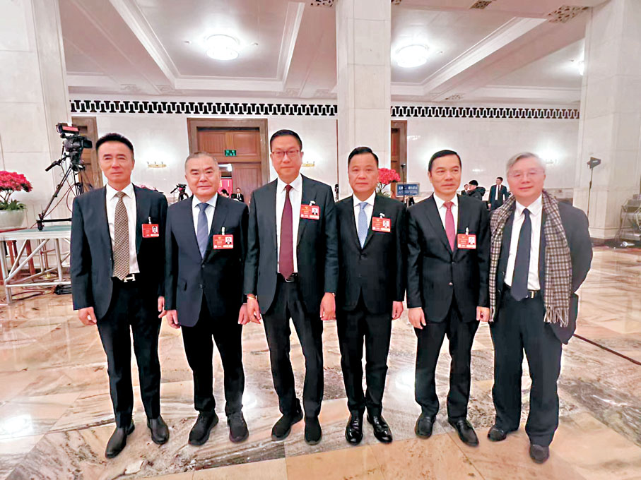 ●「委員通道」集體採訪活動結束後，施榮懷等港區全國政協委員合影留念。 香港文匯報記者郭瀚林 攝