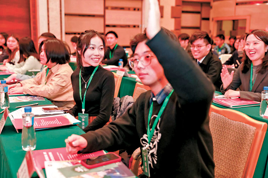 ●在京津等地求學的澳門大學生在座談會上向代表委員們提問。香港文匯報記者郭瀚林 攝