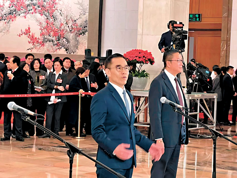 ●全國政協委員何潤生(左)。香港文匯報記者郭瀚林 攝