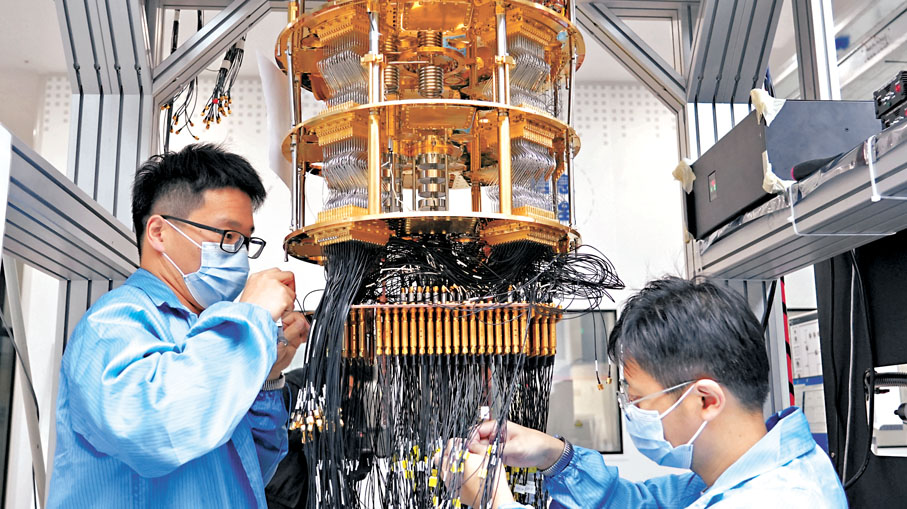 ●中國第三代自主超導量子計算機「本源悟空」在2024年首次實現了向海外出口中國量子雲算力。圖為工作人員正在調試「本源悟空」。 資料圖片