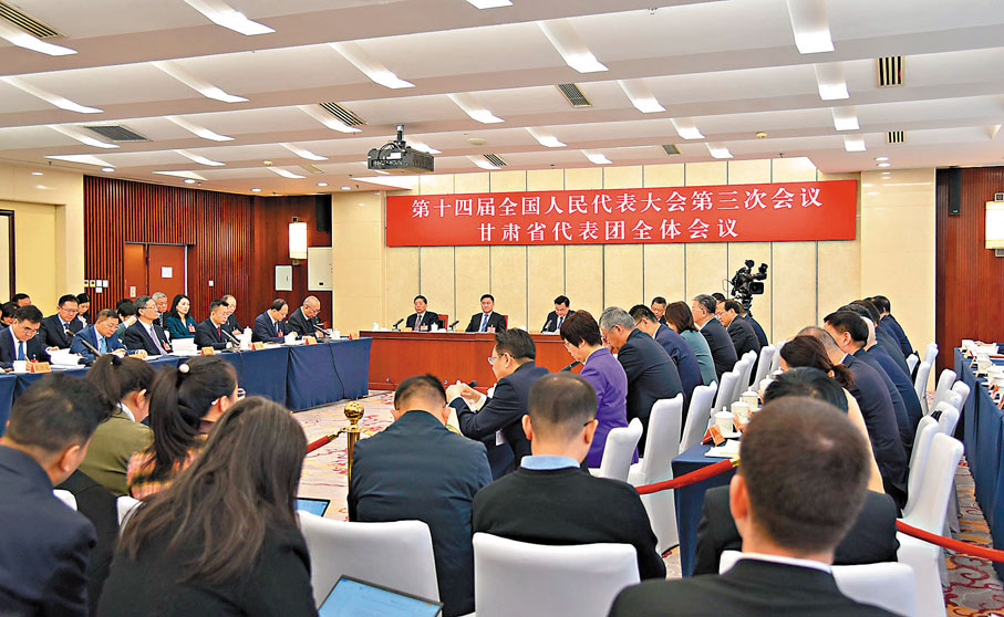 ●全國人大代表、甘肅省委書記胡昌升表示，甘肅將以更大勇氣和決心深化改革擴大開放，構建具有甘肅特色的現代化產業體系。圖為十四屆全國人大三次會議甘肅代表團舉行開放團組活動。 香港文匯報記者李陽波  攝