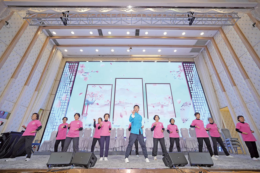 ●為慶祝三八婦女節,該會女性長者展示唱歌、太極才藝。