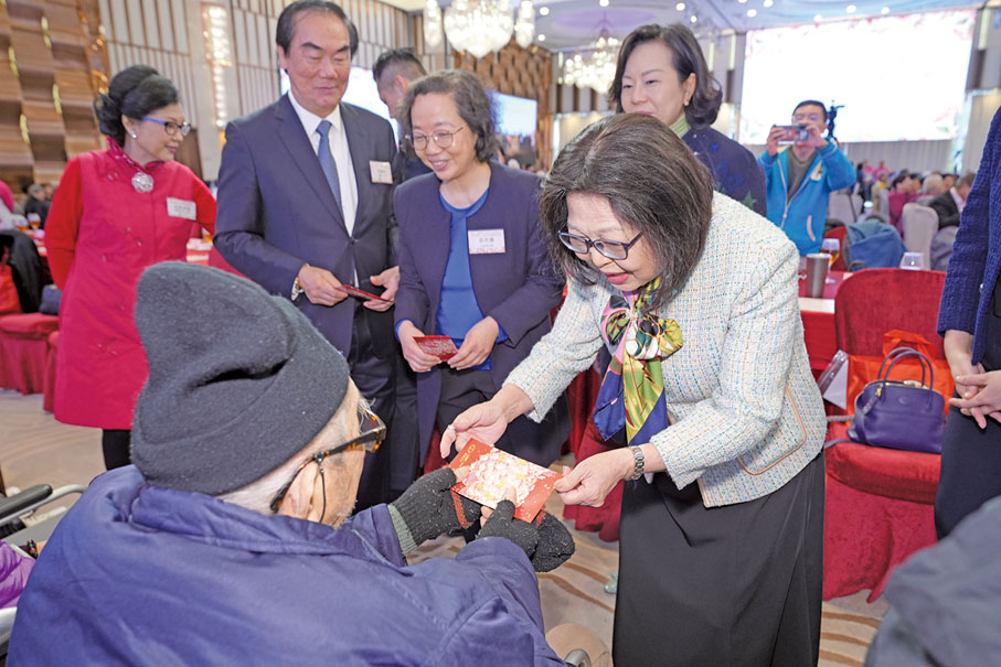 ●李林麗嬋及各位主禮嘉賓派利是予長者。