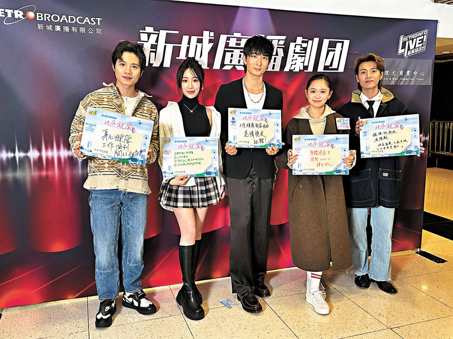 ●(左二起)詹天文、張馳豪與張天穎等寫下時間錦囊。子棠 攝