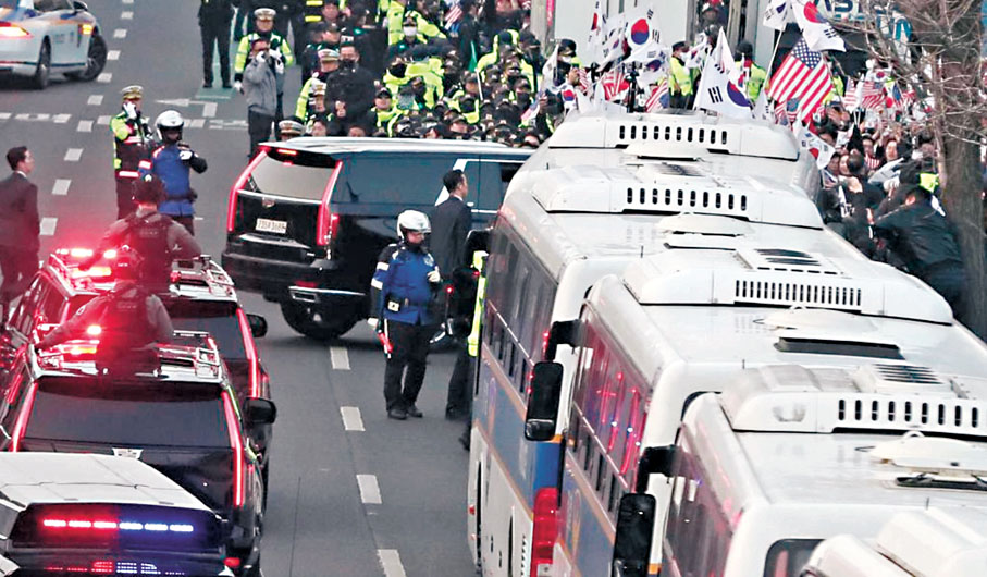 ●尹錫悅乘坐的車輛於3月8日抵達漢南洞總統官邸入口。 新華社