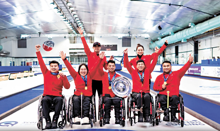 ●國家輪椅冰壺隊在頒獎儀式上。World Curling圖片