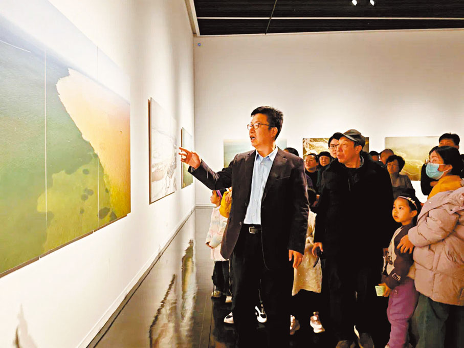 ●李英傑為觀眾講解《黃河紀》展覽作品。   本報河南傳真