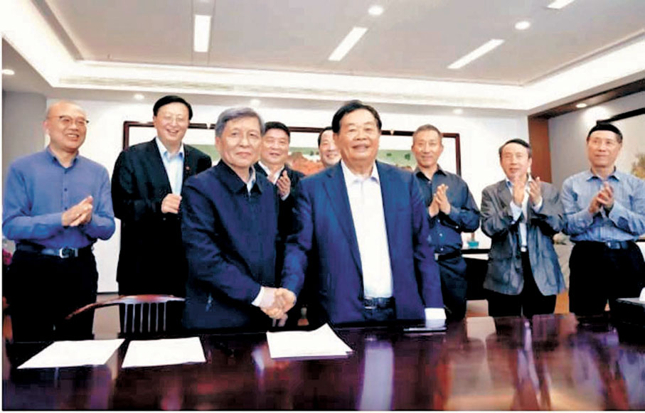 ●曹德旺(前排右)與与王樹國(前排左)。 網上圖片